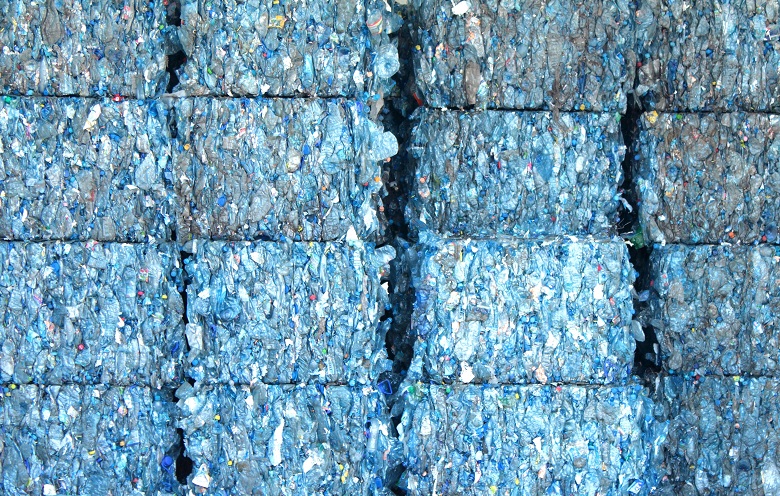 © bogdanwanko / 123RF Balles de bouteilles en plastique bleu empilés dans un centre de recyclage