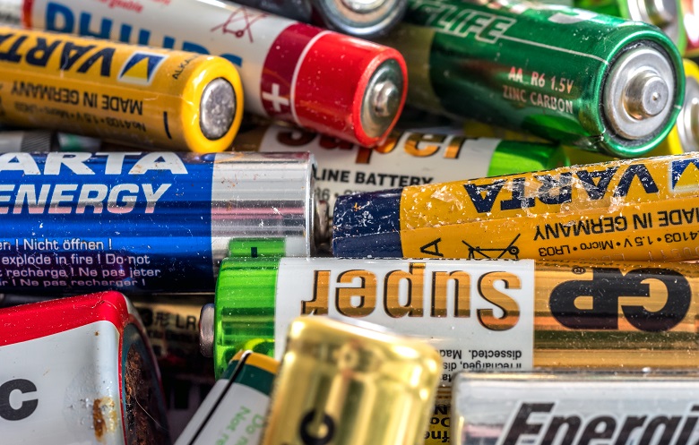© Roman Milert / Adobe Stock Pourquoi ne faut–il pas jeter les piles ?