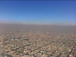 Vue aérienne d’un smog photochimique sur Mexico (2010).